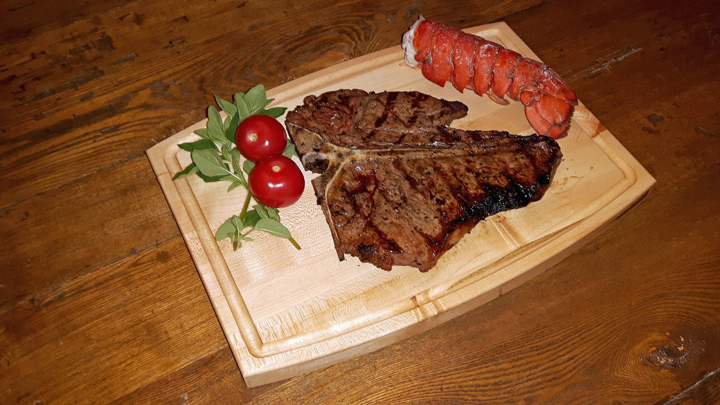 Steak board with juice groove